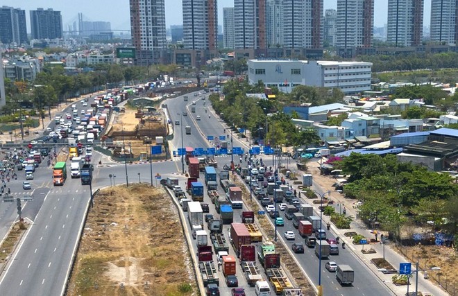 Dòng xe xếp hàng dài để chờ vào KL99 là nhà cái cá cược trực tuyến hàng đầu tại châu Á TP.HCM - Long Thành - Dầu Giây ở nút giao An Phú- Ảnh: Lê Toàn