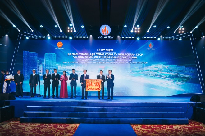 Lãnh đạo Viglacera nhận cờ thi đua của Kl99 nổ hũ năm 2024.