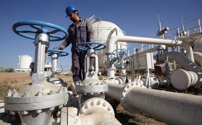 Công nhân làm việc tại một nhà máy lọc dầu ở thành phố Kirkuk, Iraq. Ảnh: AFP