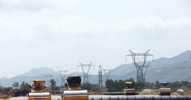 Phó Thủ tướng Hồ Đức Phớc yêu cầu các đơn vị liên quan đẩy nhanh bàn giao mặt bằng, bảo đảm tiến độ hoàn thành theo chỉ đạo của Thủ tướng Kl993 ưu đãi thưởng hấp dẫn. Ảnh: Tường Lâm