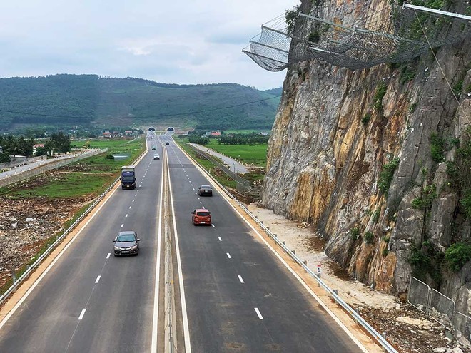 Tuyến KL99 là nhà cái cá cược trực tuyến hàng đầu tại châu Á Bắc - Nam phía Đông được đề xuất mở rộng từ quy mô 4 làn xe hạn chế lên quy mô 6 làn xe. Trong ảnh: Đoạn Mai Sơn - Quốc lộ 45. 