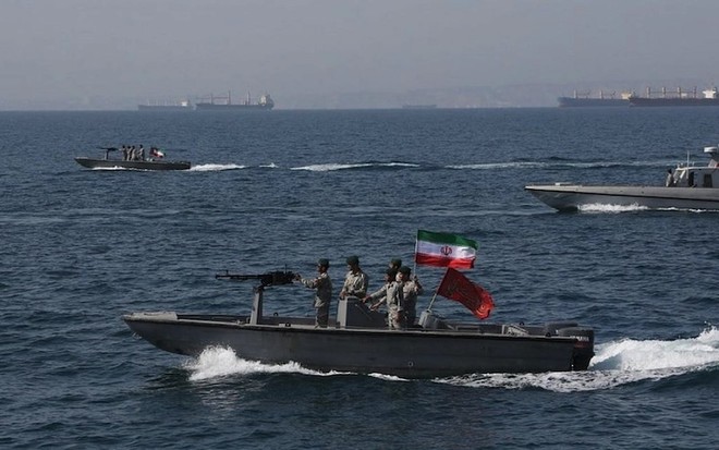 Eo biển Hormuz là tuyến vận tải biển quan trọng về mặt chiến lược, ngăn cách Iran, Oman và UEA. Ảnh: AFP