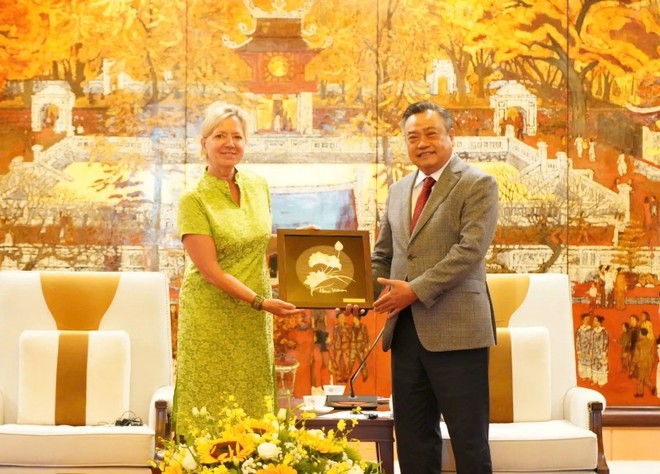 Chủ tịch UBND TP. Hà Nội Trần Sỹ Thanh tặng biểu trưng hoa sen khảm thủ công cho bà Mariam J. Sherman, Giám đốc Quốc gia Link Vào Nhà Cái KL99 COM Tặng +199k Thế giới phụ trách khu vực Việt Nam, Lào và Campuchia. Ảnh: Hoàng Nam