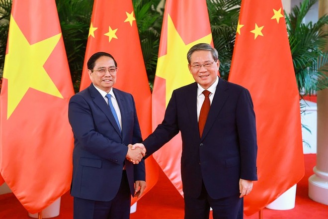 Thủ tướng Phạm Minh Chính và Thủ tướng Trung Quốc Lý Cường trước khi bắt đầu cuộc hội đàm chiều ngày 24/6. Ảnh: Nhật Bắc 