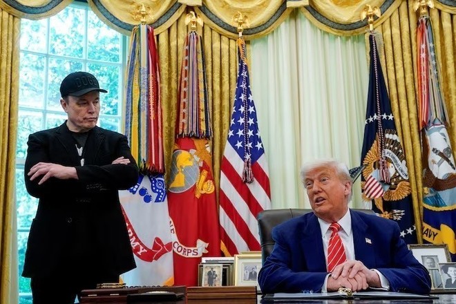 Tổng thống Mỹ Donald Trump (phải) và tỷ phú Elon Musk tại Nhà Trắng ngày 30/5/2025. Ảnh: REUTERS/TTXVN