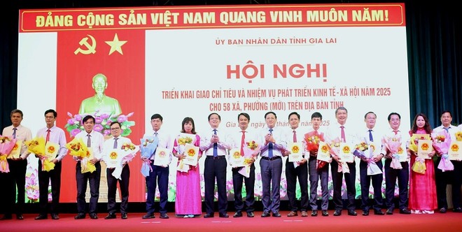 Lãnh đạo tỉnh trao quyết định giao chỉ tiêu và nhiệm vụ phát triển Kl992 cổng game cá cược - Trang Chủ KL99Com Số 1 Link Đăng Ký KL999 năm 2025 cho 58 xã, phường mới trên địa bàn tỉnh Bình Định cũ.