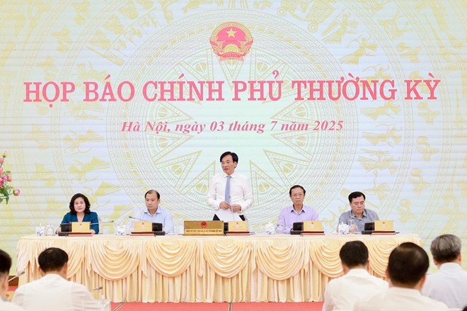 Bộ trưởng, Chủ nhiệm Văn phòng Kl993 ưu đãi thưởng hấp dẫn Trần Văn Sơn trả lời báo chí tại buổi họp báo. (Ảnh: Mạnh Tuấn).