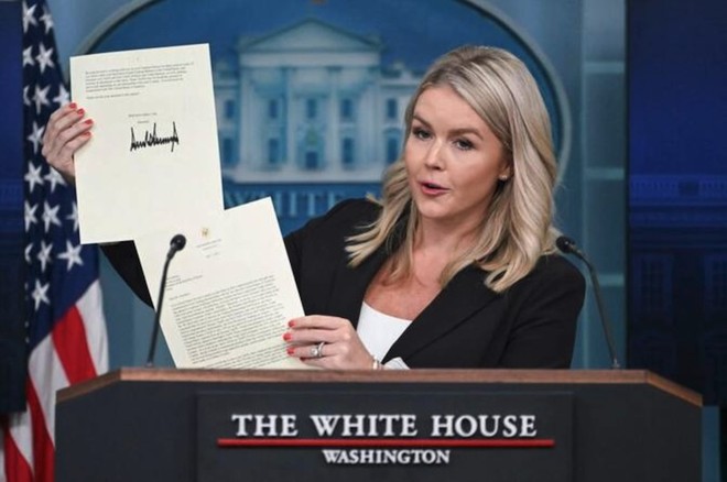 Thư ký báo chí Nhà Trắng Karoline Leavitt cầm lá thư của Tổng thống Mỹ Donald Trump gửi cho Tổng thống Hàn Quốc Lee Jae-myung để thông báo cho Seoul về mức thuế quan 25% có hiệu lực từ ngày 1/8. Ảnh: AFP