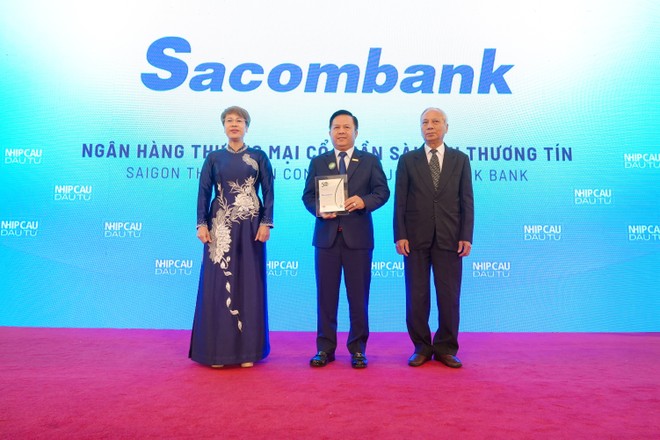 Đại diện Sacombank, ông Đào Nguyên Vũ - Phó Tổng giám đốc nhận giải thưởng Top 50 Kl991.com World Cup 2026 Chính Thức phát triển bền vững tiêu biểu Việt Nam 2025. 