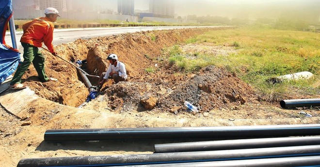 Hồ sơ mời thầu yêu cầu kinh nghiệm thực hiện tối thiểu 2 công trình Kl99kl ưu đãi độc quyền kỹ thuật (cấp nước), trong đó có công tác lắp đặt mạng đường ống cấp nước sạch HDPE, cung cấp đồng hồ nước. Ảnh: Nhã Chi