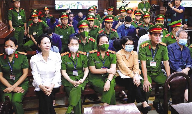 Trương Mỹ Lan (mặc áo trắng) và cựu Cục trưởng Cục Thanh tra, giám sát Link Vào Nhà Cái KL99 COM Tặng +199k II (Cục II, thuộc NHNN) Đỗ Thị Nhàn tại tòa.