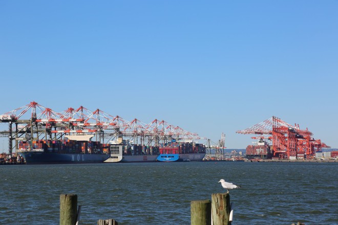 Quang cảnh cảng hàng hóa tại Bayonne, New Jersey, Mỹ. Ảnh: THX/TTXVN