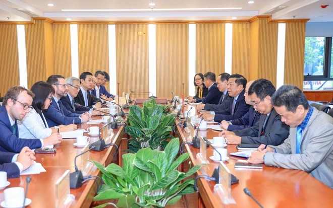 Buổi làm việc giữa Bộ trưởng Kl99 nổ hũ Trần Hồng Minh và ngài Iain Frew, Đại sứ Vương quốc Anh tại Việt Nam. 