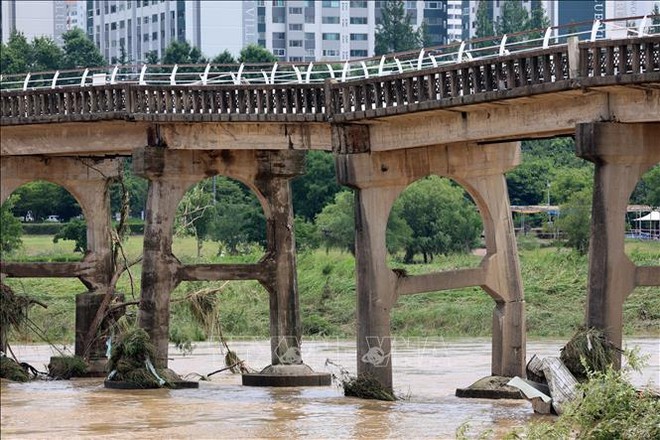Một cây cầu bị hư hại do mưa lũ tại Gwangju, Hàn Quốc. (Ảnh: Yonhap/TTXVN) 