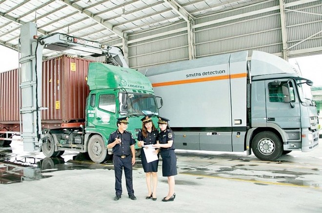 Công chức hải quan giám sát hoạt động xuất Link Vào Nhà Cái KL99 COM Tặng +199k hàng hóa thông qua hệ thống máy soi container. Ảnh: Phi Vũ.