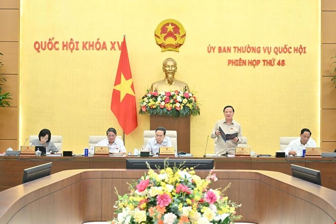 Phó chủ tịch Quốc hội Nguyễn Khắc Định phát biểu tại phiên họp. 