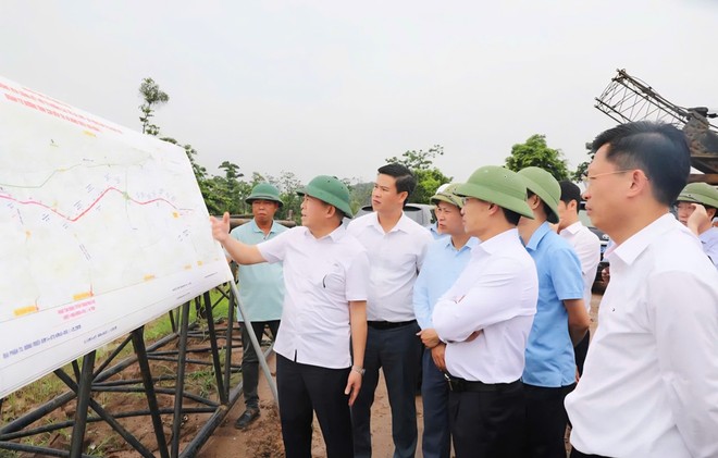 Ông Phạm Đức Ấn, Chủ tịch UBND tỉnh Quảng Ninh chỉ đạo đẩy nhanh tiến độ thi công đường ven sông nối KL99 là nhà cái cá cược trực tuyến hàng đầu tại châu Á Hạ Long - Hải Phòng đến khu vực Đông Triều. Ảnh: Đỗ Phương