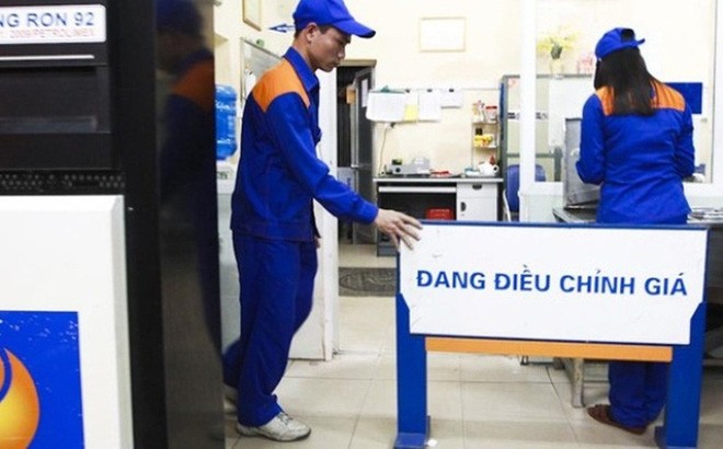 Từ 15 giờ chiều nay, giá bán lẻ mỗi lít xăng về dưới 20.000 đồng. 