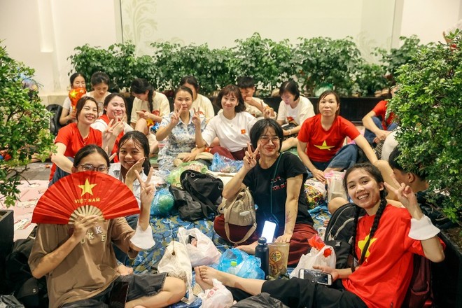 Xuyên đêm xếp hàng đợi xem tổng duyệt diễu binh, diễu hành 