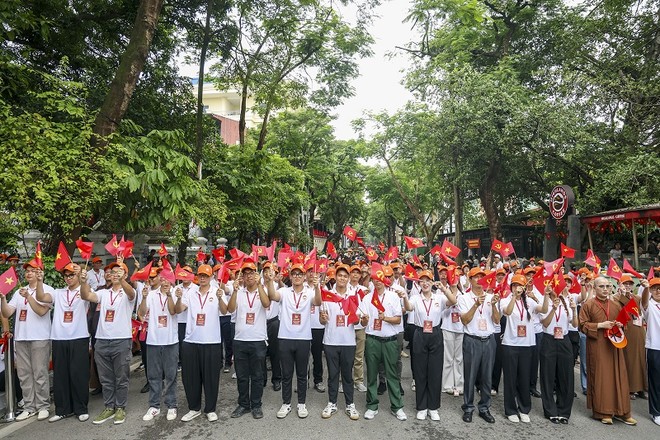 Người dân háo hức đón xem tổng hợp hợp luyện tại Quảng trường Ba Đình 