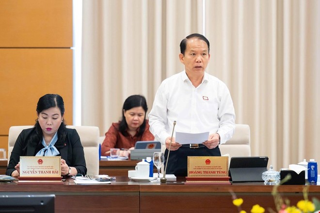 Chủ nhiệm Ủy ban Kl992 Tham Gia Ngay và Tư pháp Hoàng Thanh Tùng trình bày báo cáo thẩm tra. 