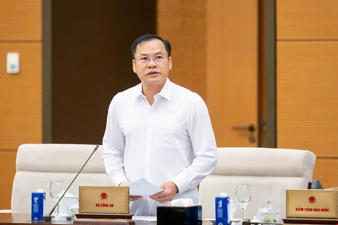 Thứ trưởng Bộ Công an Nguyễn Văn Long phát biểu tại phiên họp. 