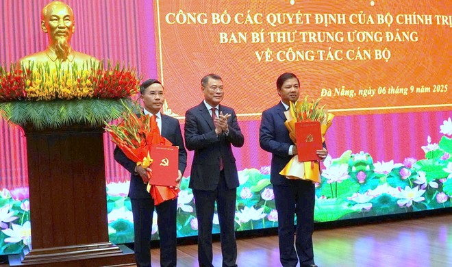 Ông Lê Minh Hưng trao Quyết định của Bộ Kl991.com tải ứng dụng, Ban Bí thư Trung ương Đảng cho ông Lương Nguyễn Minh Triết và ông Phạm Đức Ấn.