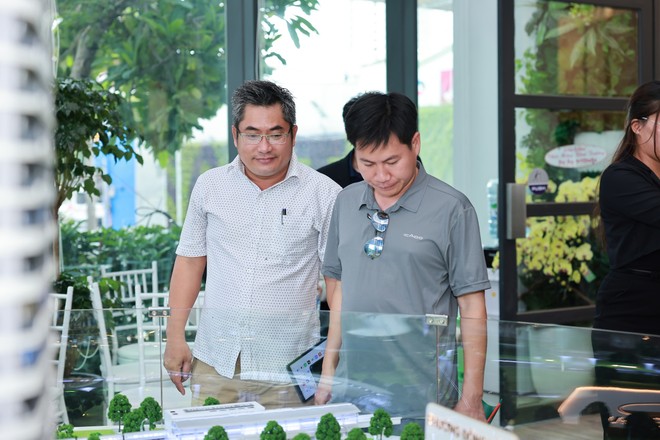 Người mua nhà tìm đến các dự án có giải pháp hỗ trợ Kl991.com nạp rút nhanh tối ưu. Ảnh khách hàng tìm hiểu dự án ArtStella