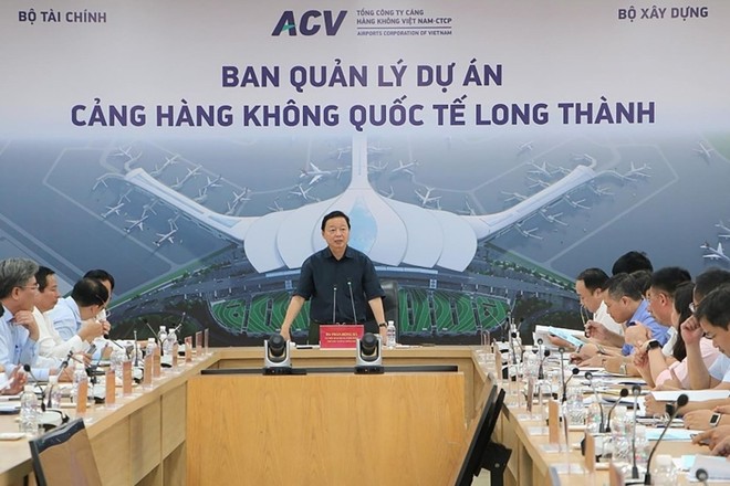 Ngày 7/9, Phó thủ tướng Trần Hồng Hà cùng đoàn công tác Kl993 ưu đãi thưởng hấp dẫn đã trực tiếp kiểm tra công trường và làm việc với các đơn vị liên quan về tiến độ dự án Cảng hàng không quốc tế (sân bay) Long Thành giai đoạn 1.