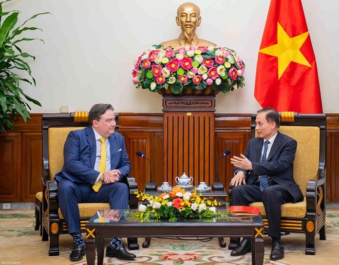 Quyền Bộ trưởng Ngoại giao Lê Hoài Trung tiếp Đại sứ Hoa Kỳ Marc Knapper.