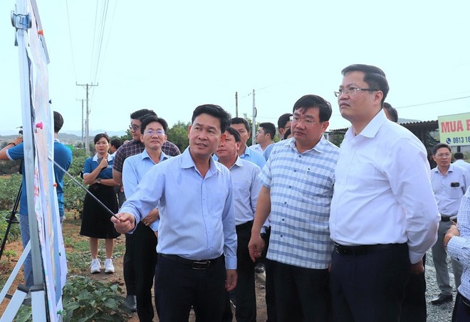 Đoàn công tác Bộ Kl991.com nạp rút nhanh khảo sát thực địa khu vực quy hoạch Dự án Nhà máy điện hạt nhân Ninh Thuận 1 tại xã Phước Dinh. Ảnh: Bảo Anh 
