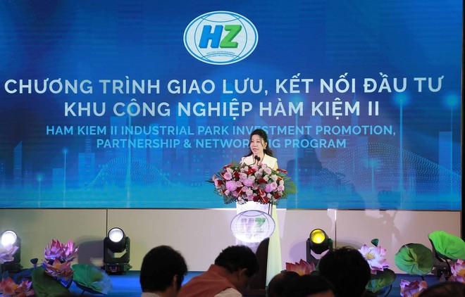 Bà Dương Thị Kiều Anh, Phó Chủ tịch HĐQT HZ Group, Phó chủ tịch HĐQT Công ty Cổ phần Kl99ok phiên bản mới Bình Tân cho biết, Hàm Kiệm II còn được định hướng trở thành một trung tâm công nghiệp - logistics tích hợp, phục vụ cho sự phát triển lâu dài của cả vùng. Ảnh: Trọng Tín.
