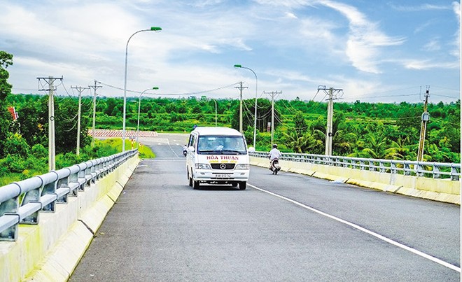 Cầu Hòa Trung đã được đưa vào sử dụng 10 năm nay mà các đơn vị thi công vẫn chưa nhận được các khoản thanh toán như cam kết. 