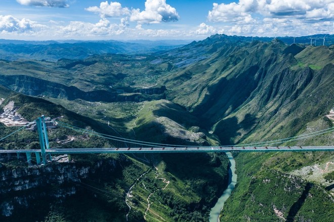 Cầu Hẻm núi Hoa Giang tại tỉnh Quý Châu, Trung Quốc. Ảnh: THX