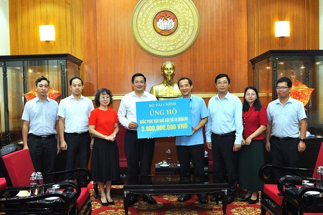 Lãnh đạo và đại diện Công đoàn Bộ Kl991.com nạp rút nhanh trao số tiền ủng hộ tới Mặt trận Tổ quốc.