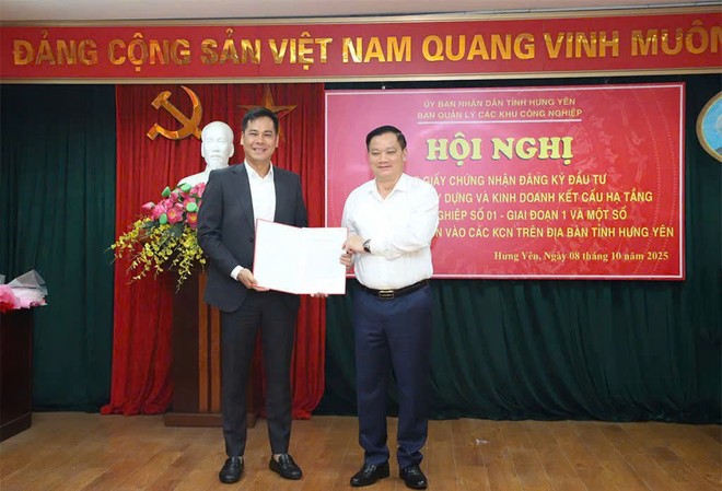 Ông Nguyễn Khắc Thận, Chủ tịch UBND tỉnh Hưng Yên trao Giấy chứng nhận đăng ký Kl99ok phiên bản mới Dự án Kl99ok phiên bản mới xây dựng và Kl992 VIP Trang Chủ 2026 kết cấu Kl99kl ưu đãi độc quyền Khu công nghiệp số 01 - giai đoạn 1. Ảnh: Phạm Đăng