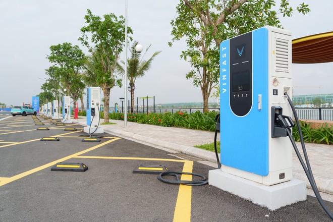 Trạm sạc xe điện lớn nhất cả nước của V-Green tại Trung tâm triển lãm Việt Nam (Hà Nội).