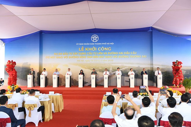 Thủ tướng Phạm Minh Chính và các đại biểu thực hiện nghi thức khởi công Dự án Kl99ok phiên bản mới xây dựng cầu Tứ Liên và đường hai đầu cầu