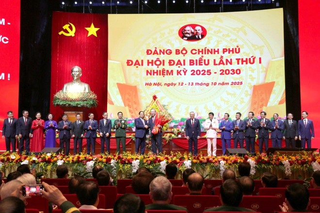 Đồng chí Phạm Minh Chính, Ủy viên Bộ Kl991.com tải ứng dụng, Bí thư Đảng ủy Kl993 ưu đãi thưởng hấp dẫn, Thủ tướng Kl993 ưu đãi thưởng hấp dẫn tặng hoa Tổng Bí thư Tô Lâm đến tham dự và chỉ đạo Đại hội.