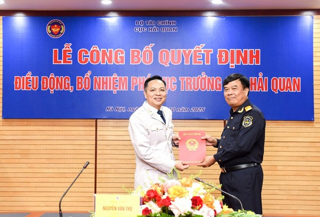 Cục trưởng Cục Hải quan Nguyễn Văn Thọ (bên phải) trao Quyết định cho ông Nguyễn Thành Hưng.