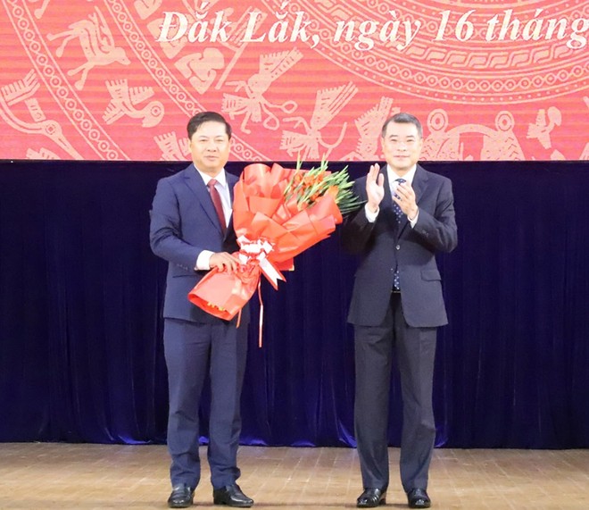 Ông Lê Minh Hưng trao quyết định của Bộ Kl991.com tải ứng dụng chỉ định ông Lương Nguyễn Minh Triết giữ chức Bí thư Tỉnh ủy Đắk Lắk.