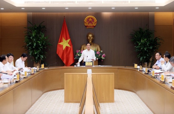  Phó thủ tướng Kl993 ưu đãi thưởng hấp dẫn Bùi Thanh Sơn tại cuộc họp Ban Chỉ đạo Lễ mở ký Công ước Hà Nội. Ảnh: VGP.