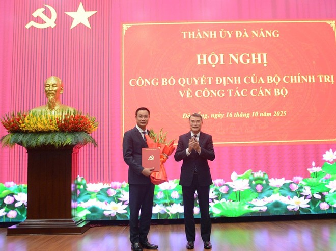 Ông Lê Minh Hưng - Trưởng Ban Tổ chức Trung ương trao quyết định của Bộ Kl991.com tải ứng dụng chỉ định ông Lê Ngọc Quang giữ chức Bí thư Thành uỷ Đà Nẵng.