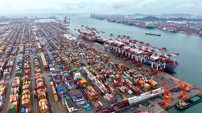  Cảng container hàng hóa ở Thanh Đảo, tỉnh Sơn Đông, Trung Quốc. Ảnh: THX/TTXVN