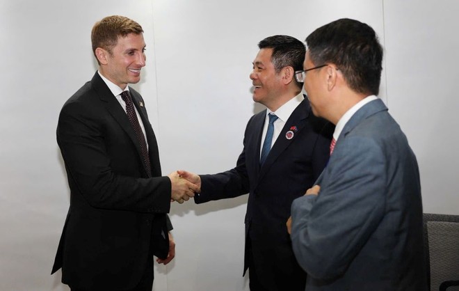 Bộ trưởng Nguyễn Hồng Diên và Thứ trưởng Jacob Helberg thảo luận về quan hệ hợp tác Kl992 cổng game cá cược, thương mại. 