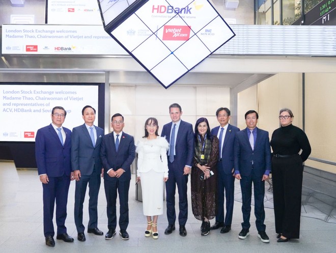 Ông Charlie Walker – Phó Chủ tịch LSE (thứ 5 từ trái sang) tiếp đón Tiến sĩ Nguyễn Thị Phương Thảo (váy trắng) cùng đoàn lãnh đạo HDBank, Vietjet 