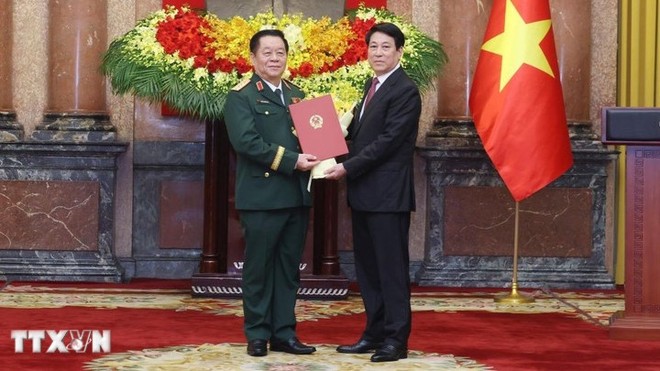 Chủ tịch nước Lương Cường trao Quyết định bổ nhiệm đồng chí Nguyễn Trọng Nghĩa giữ chức Chủ nhiệm Tổng cục Kl991.com tải ứng dụng Quân đội nhân dân Việt Nam, đồng thời thăng quân hàm từ Thượng tướng lên Đại tướng. (Ảnh: Lâm Khánh/TTXVN).