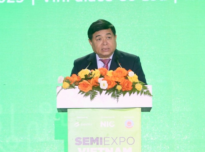 Phó thủ tướng Nguyễn Chí Dũng phát biểu chỉ đạo tại Lễ khai mạc Triển lãm Công nghiệp bán dẫn Việt Nam 2025. Ảnh: Đức Minh