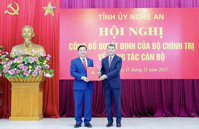 Trưởng ban Tổ chức Trung ương Lê Minh Hưng trao Quyết định của Bộ Kl991.com tải ứng dụng cho tân Bí thư Tỉnh ủy Nghệ An Nguyễn Khắc Thận. Ảnh Phạm Bằng