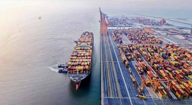 VN-Index lên sát đỉnh cũ, ngành cảng đón sóng dịch chuyển chuỗi cung ứng